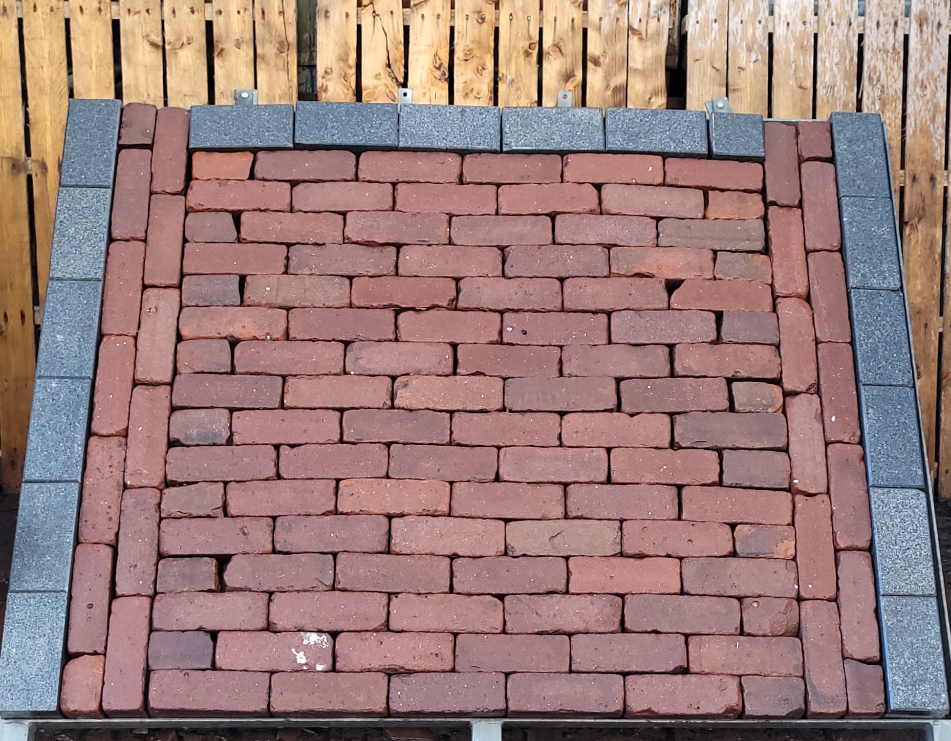 Oud gebakken dikformaat rood / paars. Enkhuizen